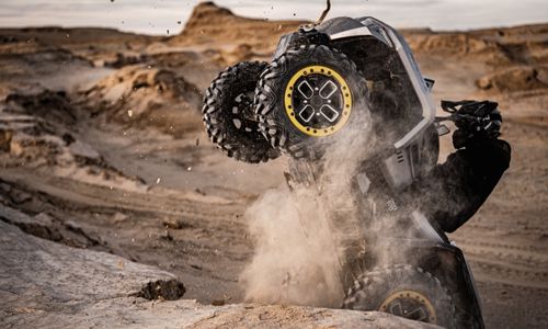 טרקטורון בנדה רדסטון 550 Redstone 550 BENDA - מבט מהצד עלייה בשטח